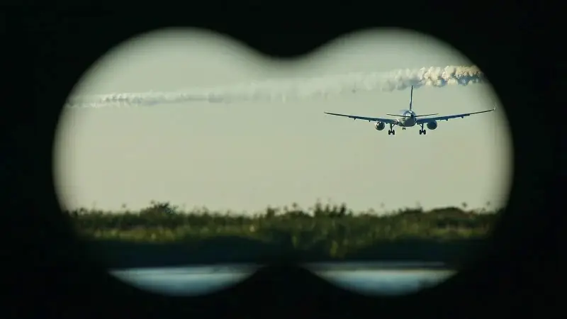 Standbild aus dem Video „Flugzeuge“